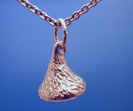 Kiss Charm Pendant - Silver & Gold