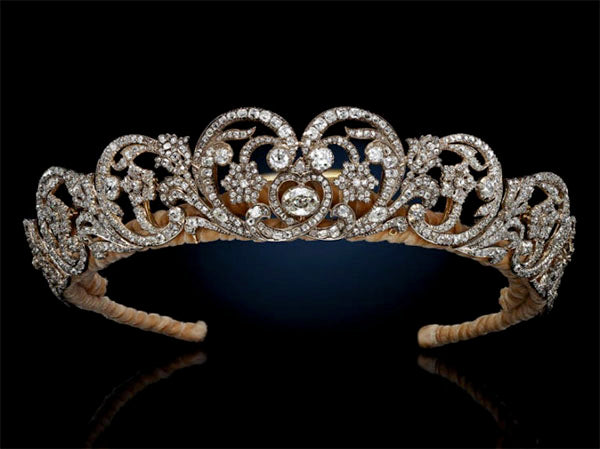 Elegant diamond tiara with intricate floral designs set in gold, showcasing exquisite craftsmanship and luxury.